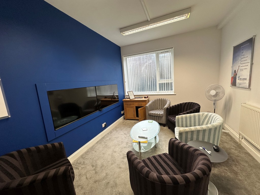 Lot: 90 - COMMERCIAL UNIT ARRANGED OVER FOUR FLOORS - Second floor meeting room